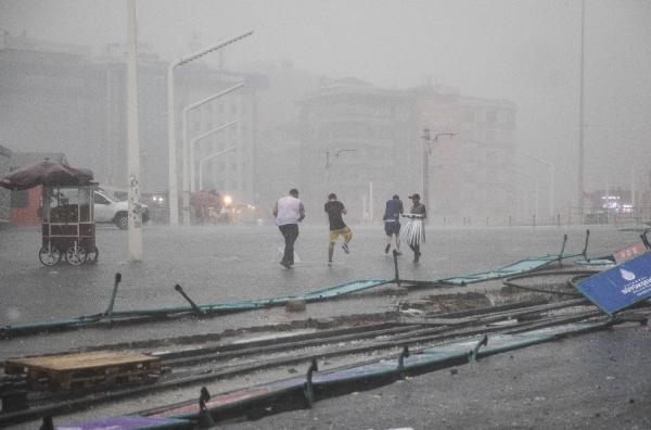 İstanbul'da yağmur hayatı felç etti 6