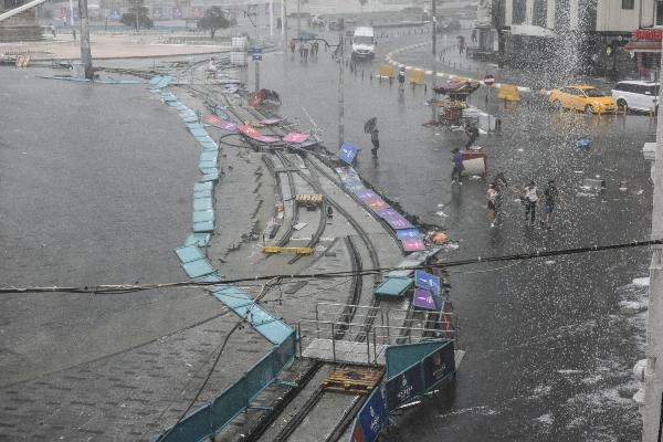İstanbul'da yağmur hayatı felç etti 61