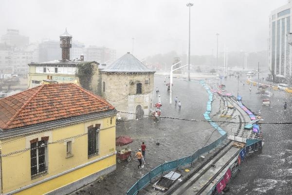 İstanbul'da yağmur hayatı felç etti 63