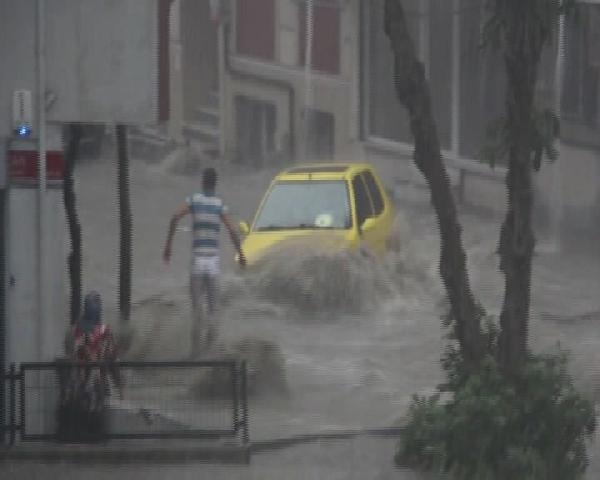 İstanbul'da yağmur hayatı felç etti 65