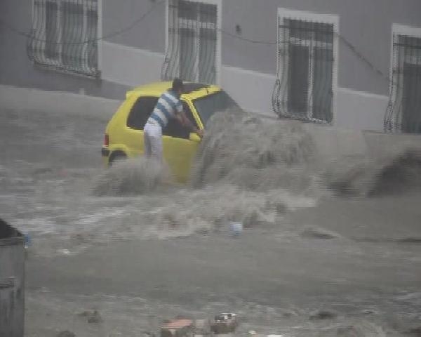 İstanbul'da yağmur hayatı felç etti 66
