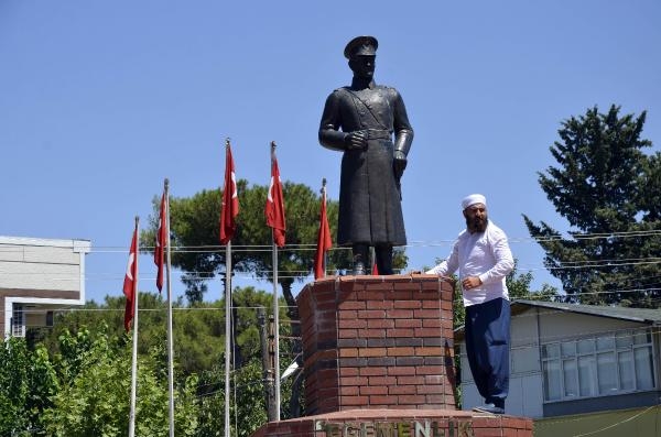 Siverek'te Atatürk heykeline saldırı 1