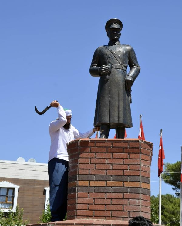 Siverek'te Atatürk heykeline saldırı 2