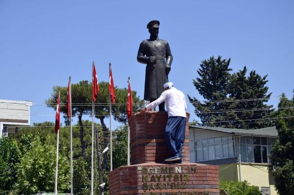 Siverek'te Atatürk heykeline saldırı 3