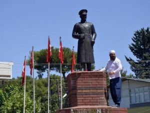 Siverek'te Atatürk heykeline saldırı