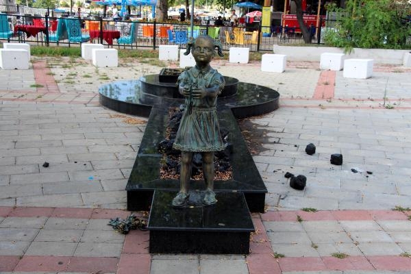 Atatürk’e çiçek veren kız heykeline saldırı 2