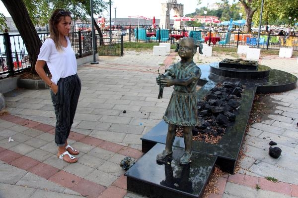 Atatürk’e çiçek veren kız heykeline saldırı 4