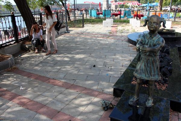 Atatürk’e çiçek veren kız heykeline saldırı 6