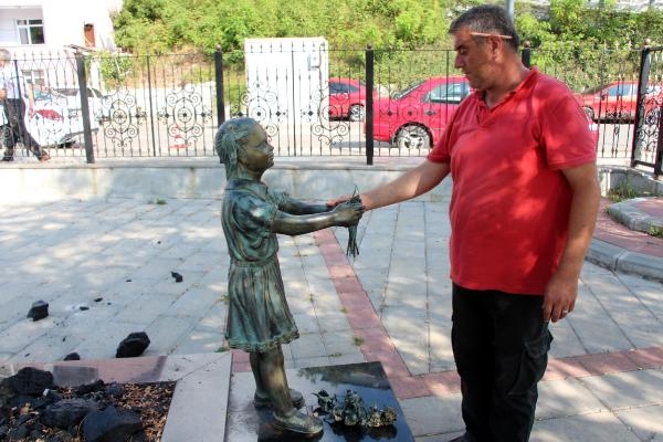 Atatürk’e çiçek veren kız heykeline saldırı 9