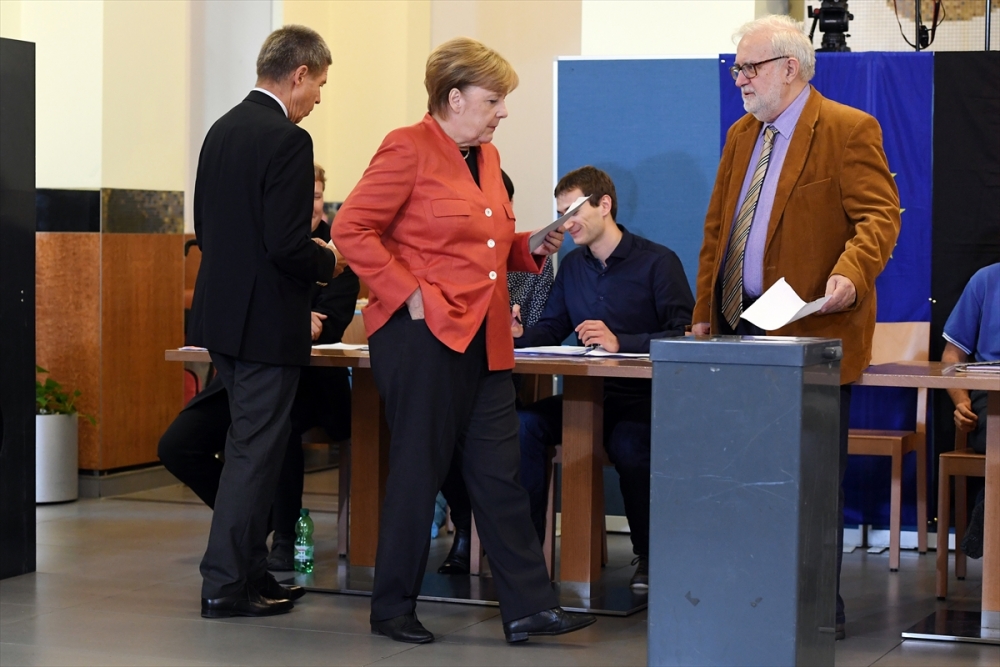 Almanya'da seçmenler sandık başında 25