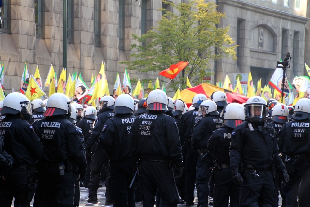 Almanya'da PKK yandaşları polisle çatıştı 1