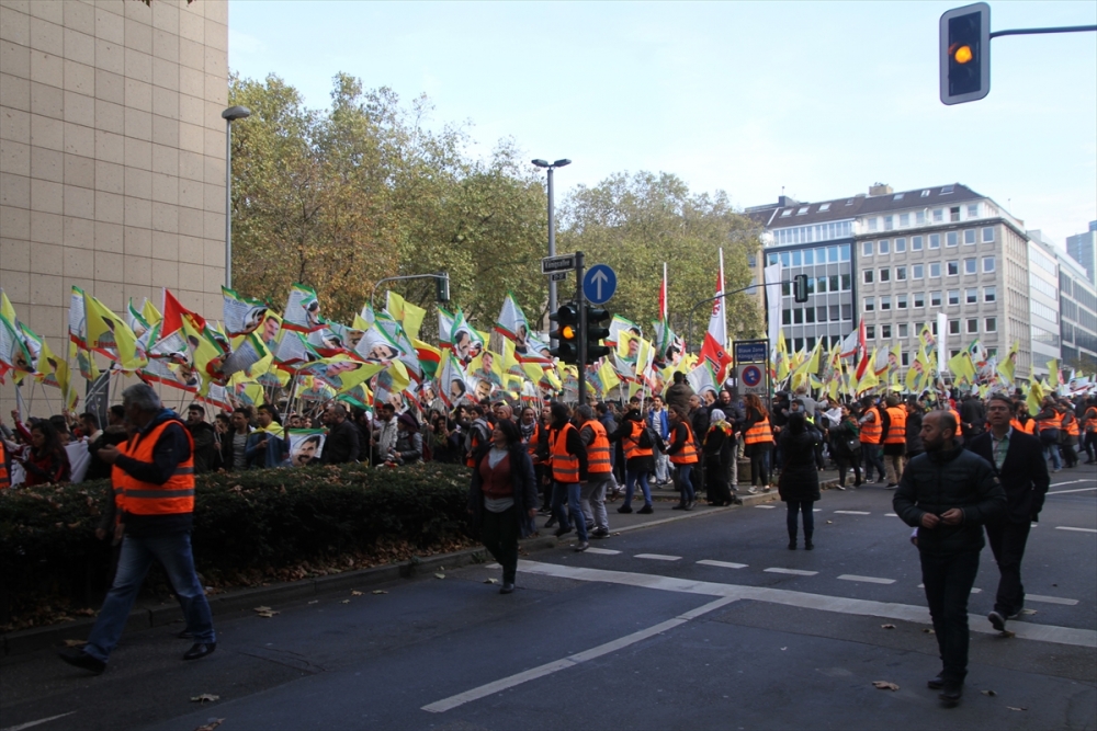 Almanya'da PKK yandaşları polisle çatıştı 3