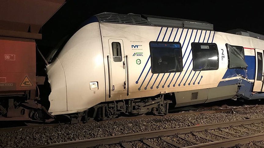 Almanya'da trenler çarpıştı: En az 50 yaralı 4