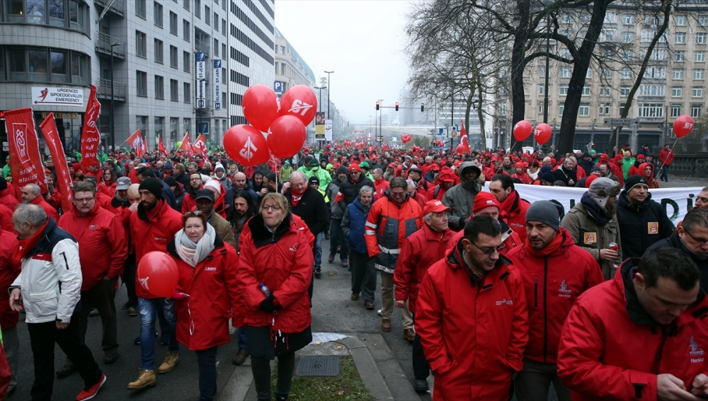 Brüksel'de çalışanlar sokağa döküldü 21