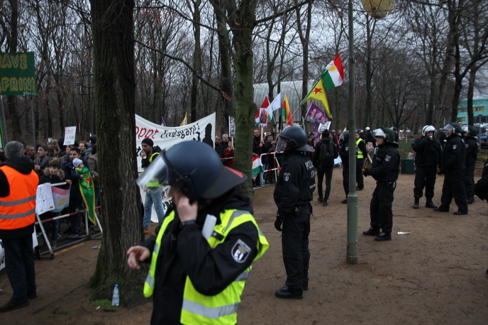 Berlin'de PKK yandaşlarına polis müdahalesi 3