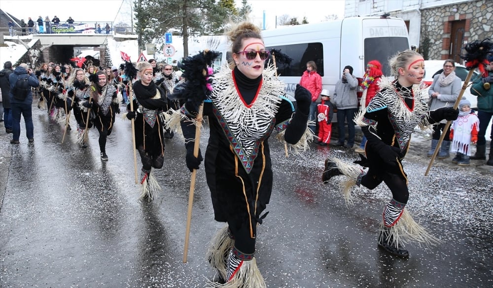 Faymonville köyünde gelenekselleşen karnaval renkli görüntülere sahne oldu 15