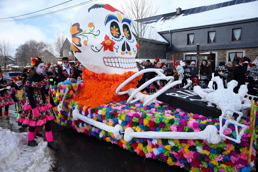 Faymonville köyünde gelenekselleşen karnaval renkli görüntülere sahne oldu 18