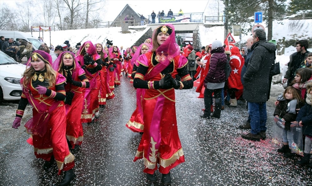 Faymonville köyünde gelenekselleşen karnaval renkli görüntülere sahne oldu 4
