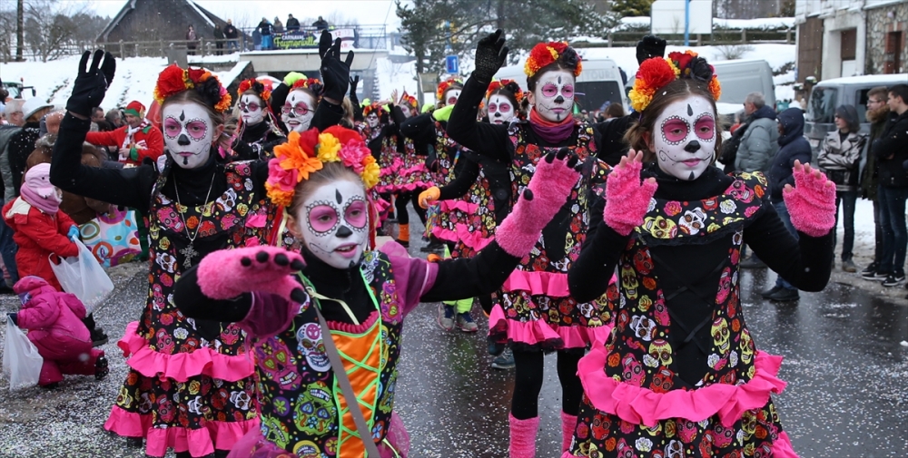 Faymonville köyünde gelenekselleşen karnaval renkli görüntülere sahne oldu 8