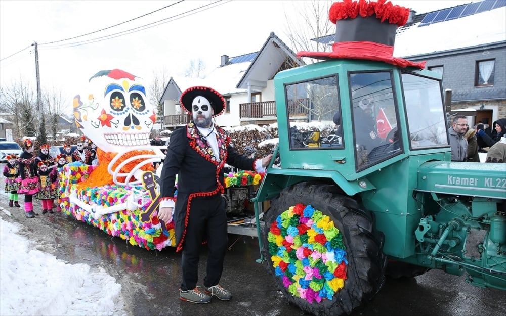 Faymonville köyünde gelenekselleşen karnaval renkli görüntülere sahne oldu 9