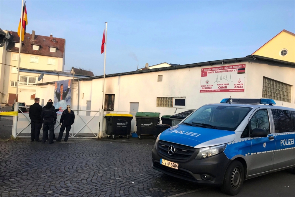 Almanya'da 1 günde 3 camiye saldırıldı 4