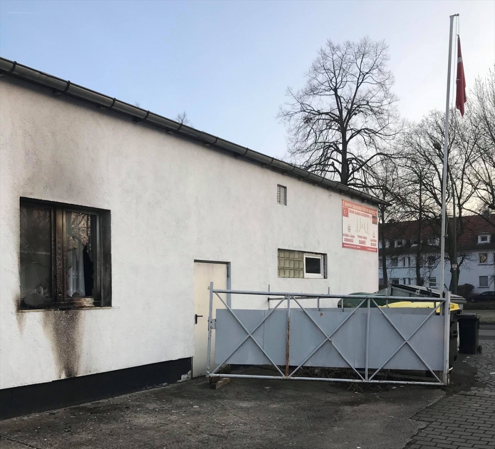 Almanya'da 1 günde 3 camiye saldırıldı 6