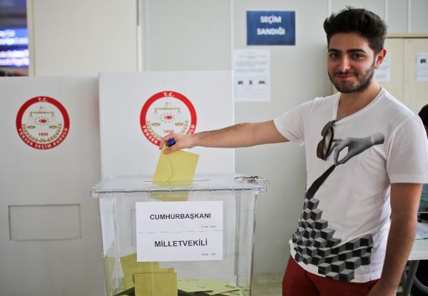 Gurbetçiler havalimanında oylarını kullanıyor 10