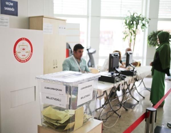 Gurbetçiler havalimanında oylarını kullanıyor 4