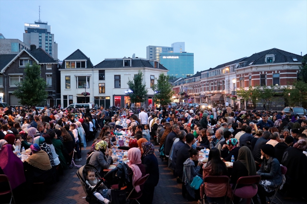 Hollanda'da sokak iftarına yoğun ilgi 12