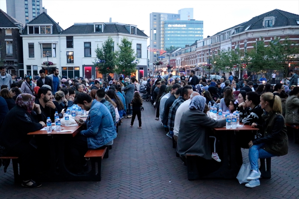 Hollanda'da sokak iftarına yoğun ilgi 7