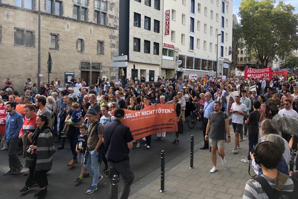 Almanya'da binlerce kişi ırkçılığa karşı yürüdü 1
