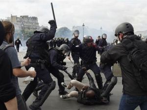 Paris'te eylemcilere sert müdahale