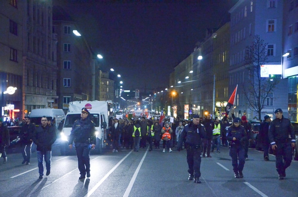 Avusturya'da fesli ırkçılık protestosu 11
