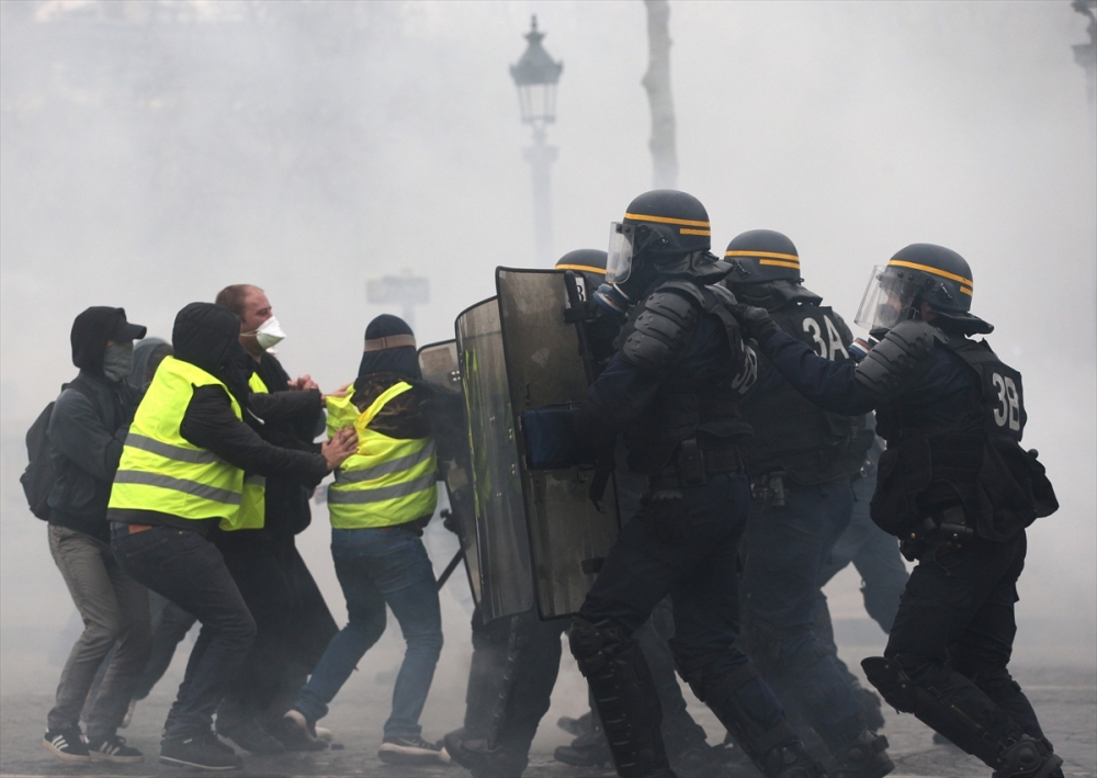 Paris sokakları alev alev 14