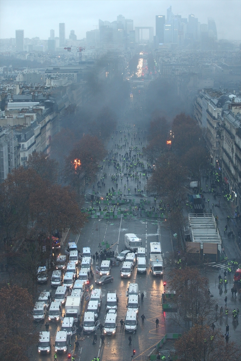 Paris sokakları alev alev 23