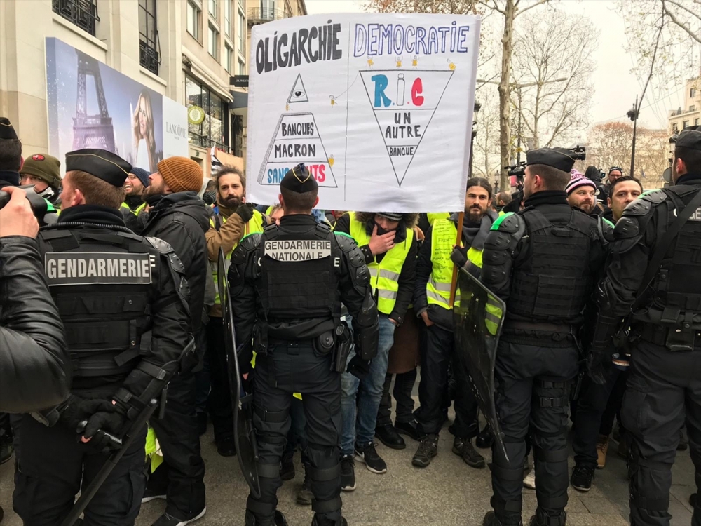 Paris'te 'Sarı Yelekliler'in gösterisi başladı 1