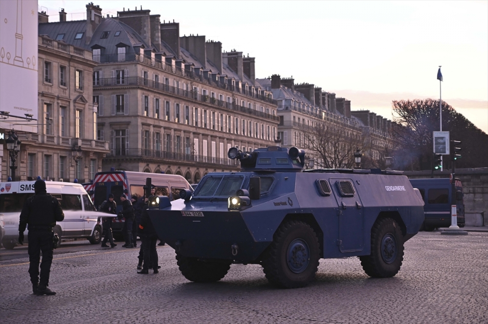 Paris'te 'Sarı Yelekliler'in gösterisi başladı 11