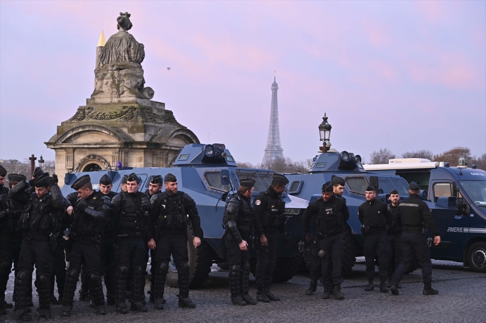 Paris'te 'Sarı Yelekliler'in gösterisi başladı 2