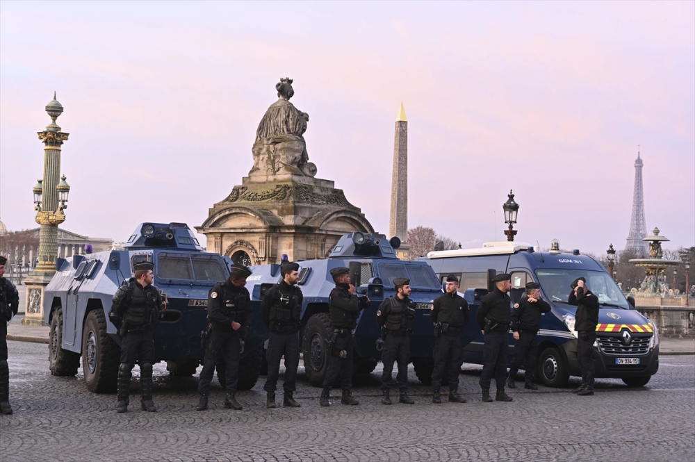 Paris'te 'Sarı Yelekliler'in gösterisi başladı 4