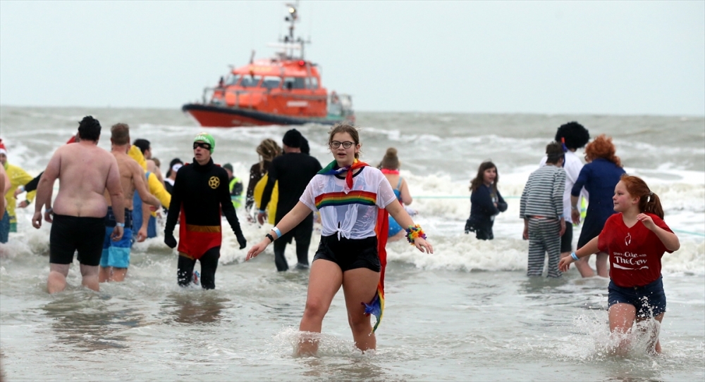 Belçika’da binlerce kişi buz gibi suya girdi 4