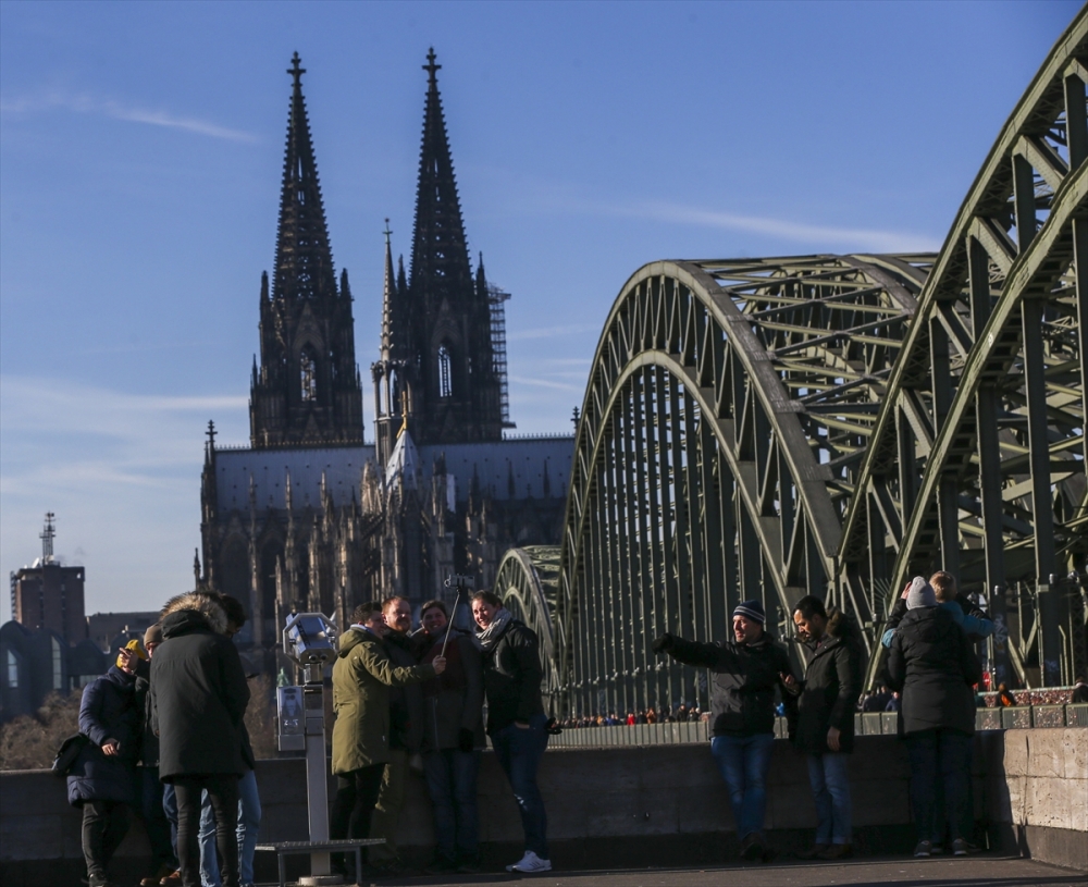 Tarihi Köln Katedrali'ne ziyaretçi akını 8