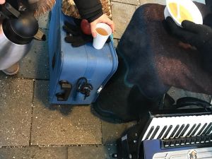 Almanya'nın Münih kentinda Türk gençler evsizlere çorba dağıttı