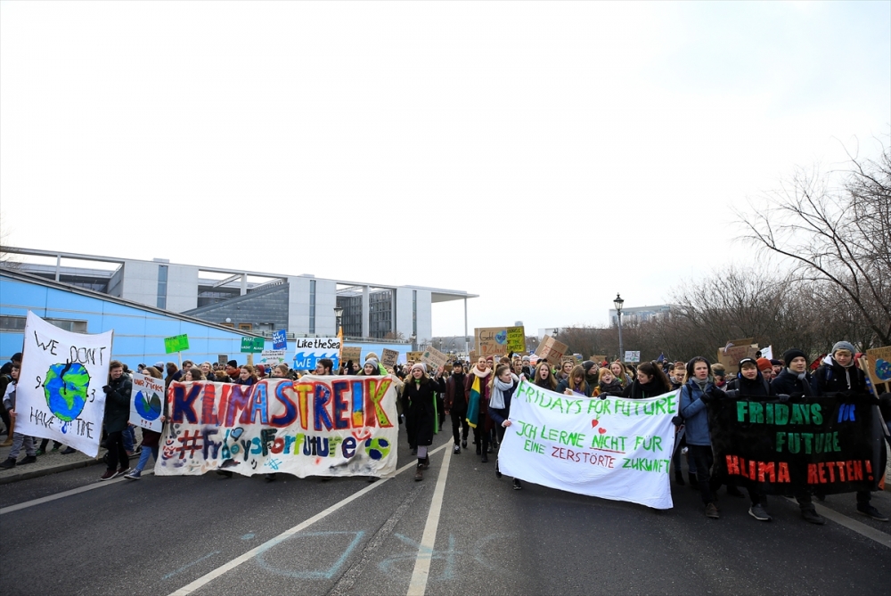 Almanya’da binlerce öğrenciden kömür protestosu 13