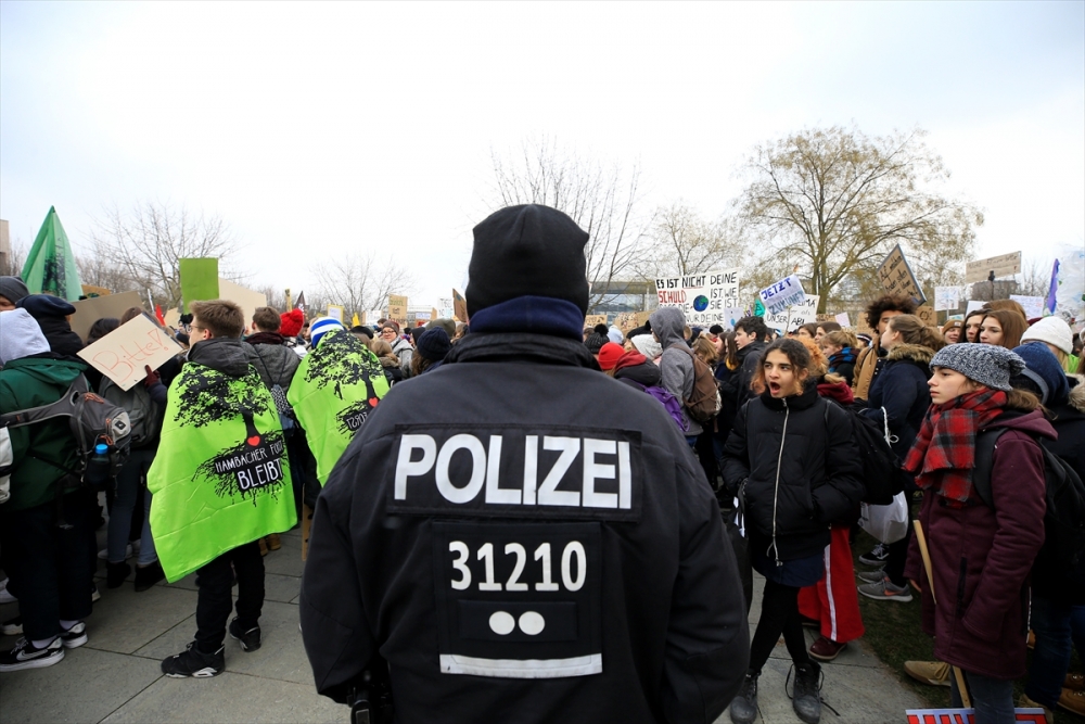 Almanya’da binlerce öğrenciden kömür protestosu 15