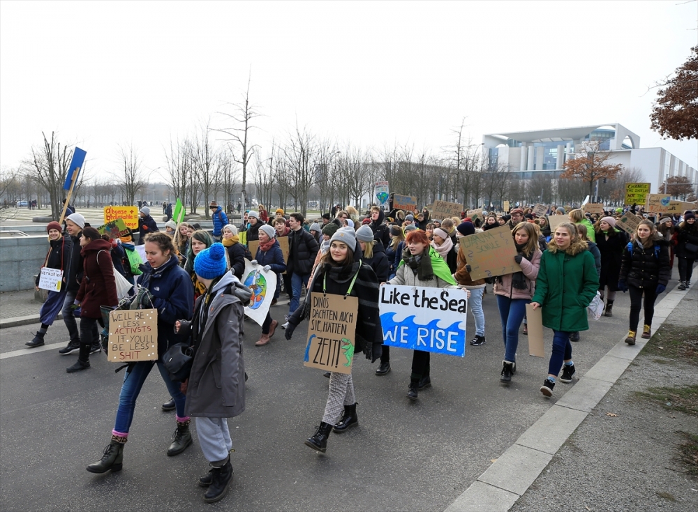 Almanya’da binlerce öğrenciden kömür protestosu 17
