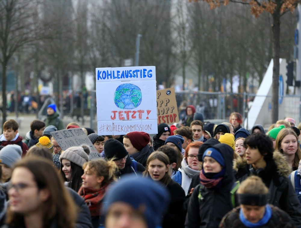 Almanya’da binlerce öğrenciden kömür protestosu 18