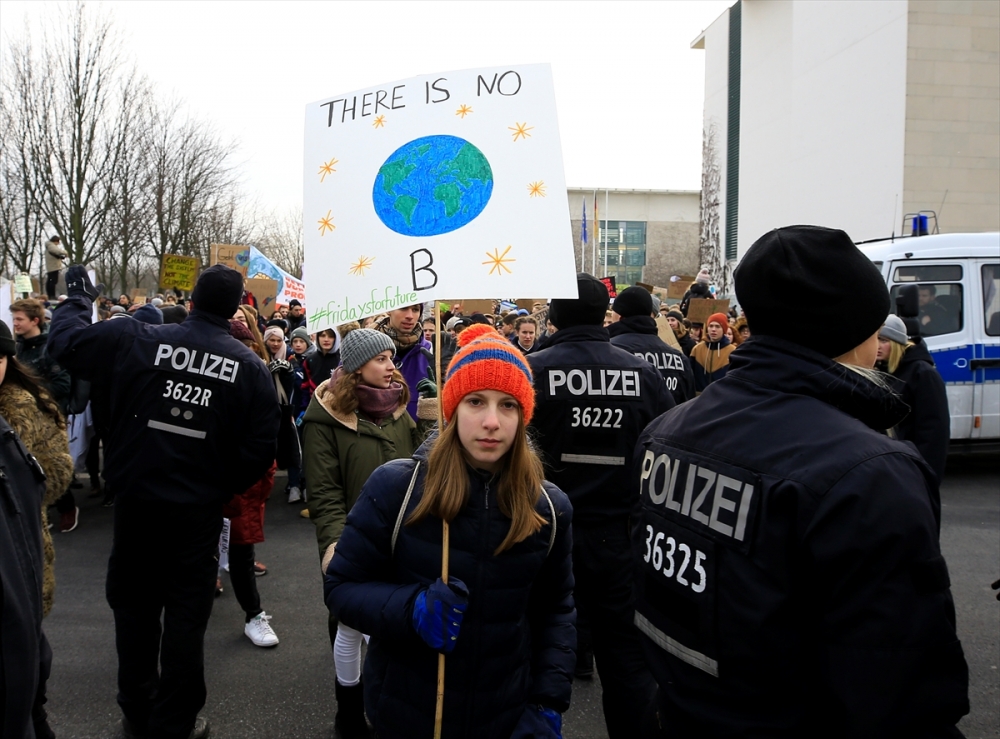 Almanya’da binlerce öğrenciden kömür protestosu 2