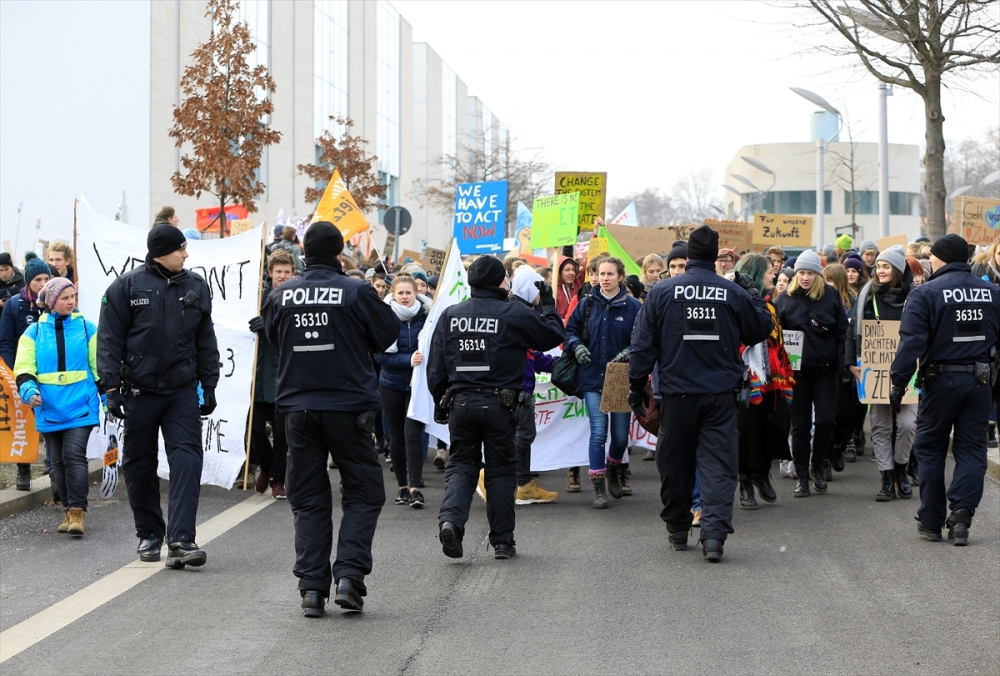 Almanya’da binlerce öğrenciden kömür protestosu 22