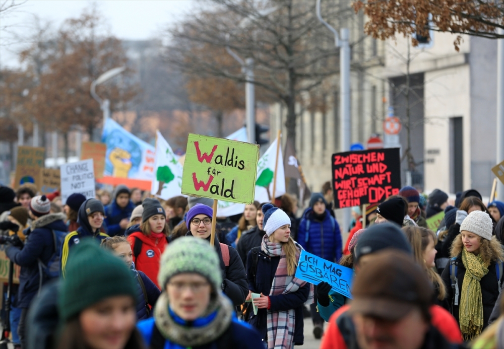 Almanya’da binlerce öğrenciden kömür protestosu 8