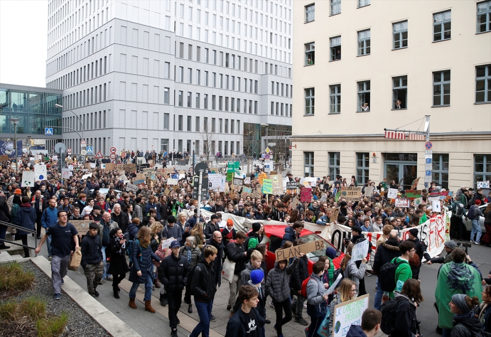 Almanya'da 25 bin öğrenci sokağa indi 8